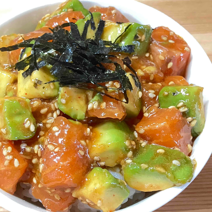 冬の乾燥肌を救う・アボカドとサーモンのユッケ丼